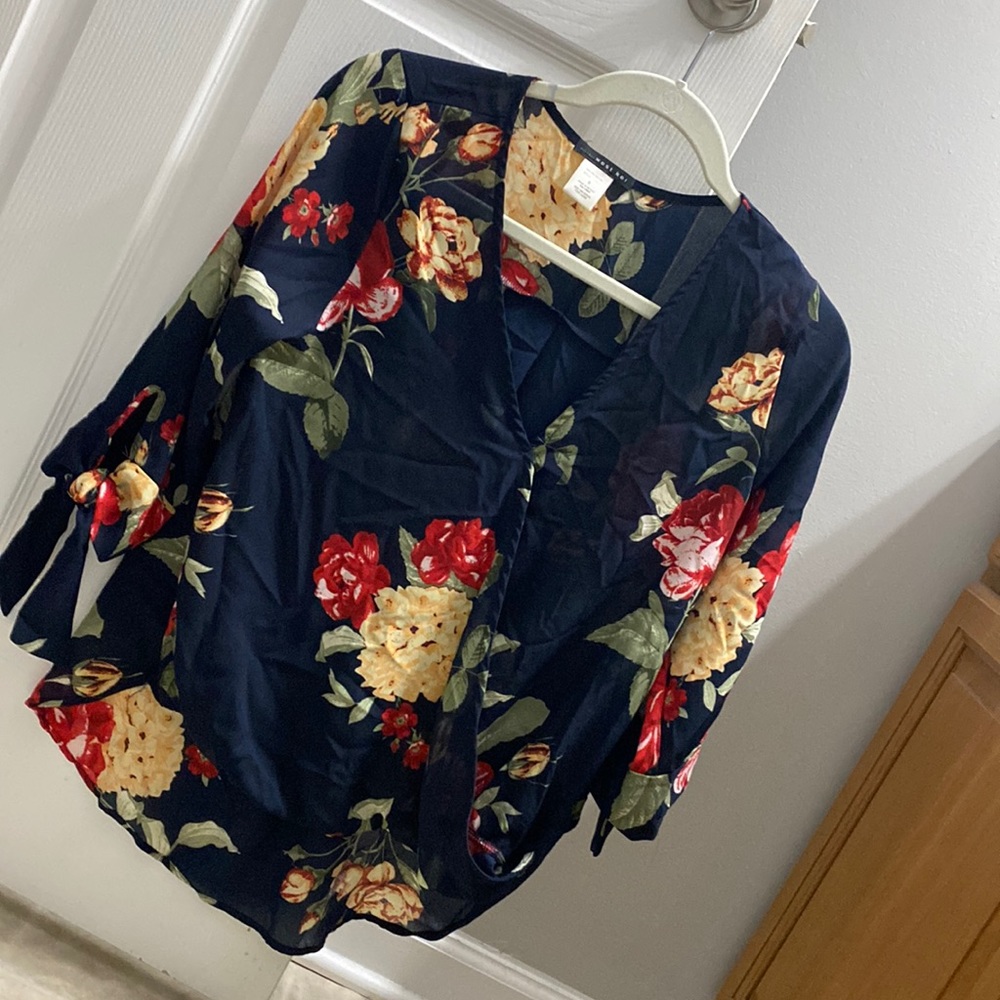 Super cute floral print blouse!